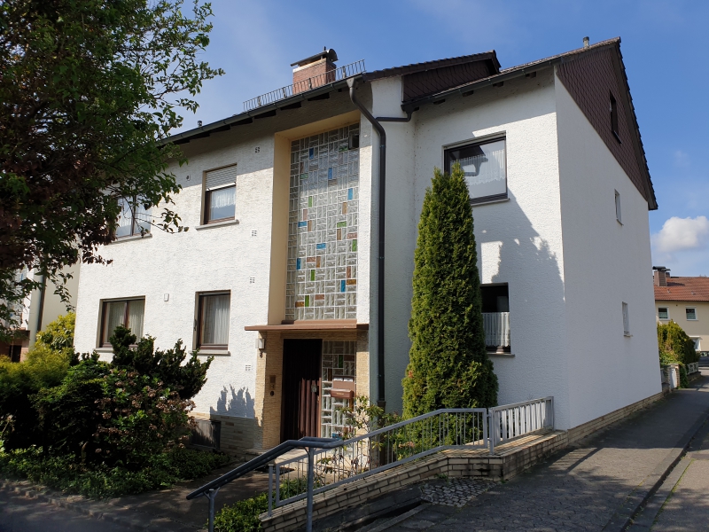 
	Zweifamilien-Reiheneckhaus mit Garage
